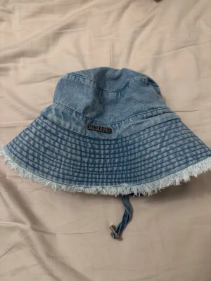 Buckethat - Jeansfärgad buckethat, unisex modell och går att tajta till för en fastare passform. 