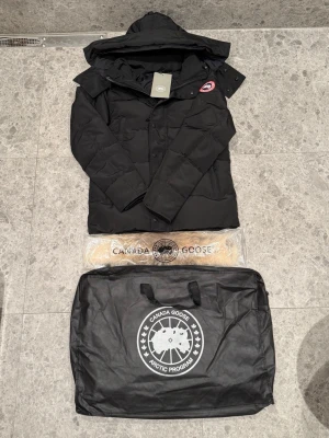 Canada Goose Wyndham  - Tja! Säljer nu min sprillans nya Canada Goose Wyndham jacka. Jackan är i storlek M och är perfekt till vintern. Vid köp medföljer Canada Goose dust bag samt Canada Goose päls. Hör av er privat vid minsta lilla fundering! 