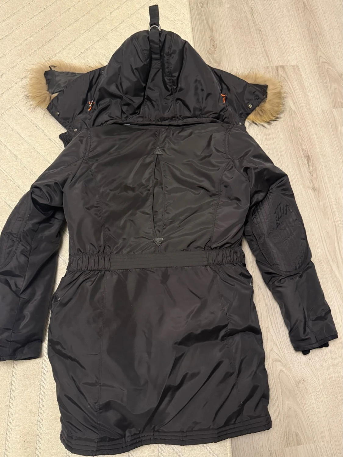 Svart parkajacka med päls från Hollies - 4