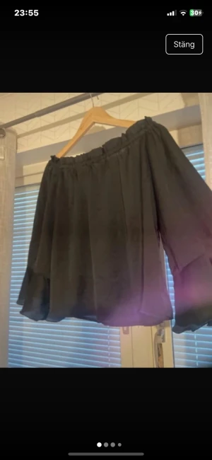 Blus - Jättefin blus (säljer den på Vinted ochså  det är därför det är screenshots) xs men väldigt stor i storleken så passar en s med)