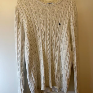 Stickad vit Morris tröja - Vit stickad Morris tröja i storlek XL. Riktigt fet och i bra skick.