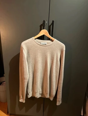 Beige långärmad tröja från Kappahl - Tjo! Säljer en stilren beige långärmad tröja från Kappahl i storlek M. Har aldrig haft p mig den vilket gör att skicket är som nytt.