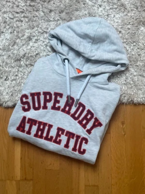 Grå hoodie SuperDry - Hej 👋 säljer en grå Superdry hoodie i storleken L. Perfekt skick helt felfri skulle jag säga. Hör av er vid frågor