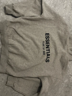 ESSENTILS - En oanvänd ESSENTILS hoodie i storlek M. Vi kan diskutera pris.