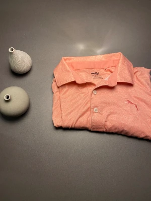 Puma golf piké  - Säljer nu denna riktigt snygga golf piken från Puma i st xs bara höra av dig vid minsta fråga eller fundering pris kan absolut diskuteras!