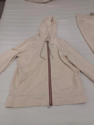 Moncler tracksuit  - Säljer en beige moncler Tracksuit äkta 
