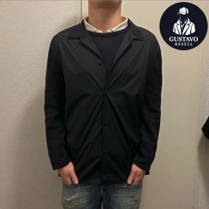 Massimo dutti cardigan - Tja. Säljer denna extremt snygga Massimo dutti cardigan i storlek M. Extremt fint skick, aldrig använd. Tveka inte på att ställa frågor! 🙌