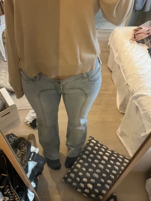 Lowwaist bootcut jeans - Säljer mina ursnygga utsvänga jeans som tyvärr inte längre kommer till användning. Minimala slitningar vid benen och gylfen, annars i toppenskick. 