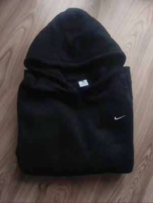 Nike svart hoodi - Hej säljer en Nike hoodie fåtal använd är som en ny tröja riktig skön inuti passar bra med allt chill fit skriv vid intresse eller frågor/ pris kan diskuteras  Fungerar  som S och M