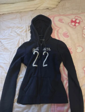 Mörkblå kofta ifrån Hollister - En mörkblå kofta ifrån Hollister, storlek Xs! ❣️