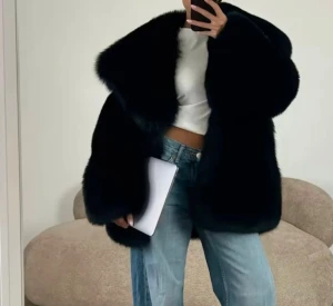 Svart fuskpälsjacka från Mango  - Är en XS men sitter mer som en S/M.