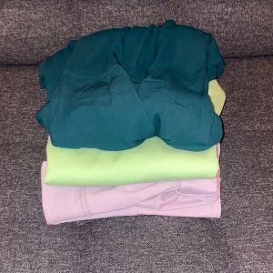 3 klänningar  - Klädpaket med 3 klänningar. Skriv för bilder på varje klänning 