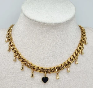 Guldpläterat halsband med hjärta  - Högkvalitativ rostfritt stål 316 belagt med guld. Kedjetjocklek-9mm .Liknande Maria Nilsdotters smycke. 