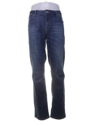 Mörkblå bootcut jeans från Lee - Snygga mörkblå jeans från Lee med klassisk bootcut-passform och fem fickor. Jeansen har en normal midja och är tillverkade i slitstarkt denimtyg med subtila tvättade detaljer. Perfekt för dig som gillar en tidlös look med lite extra vidd vid benslutet.