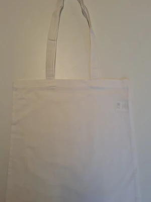 Tygkasse med eget citat  - Tygkasse i färgen vit med valfritt citat eller liten symbol på🎀 är du intresserad? Köp annonsen och skriv citat/symbol och textfärgen du vill ha på "kontakta"💌