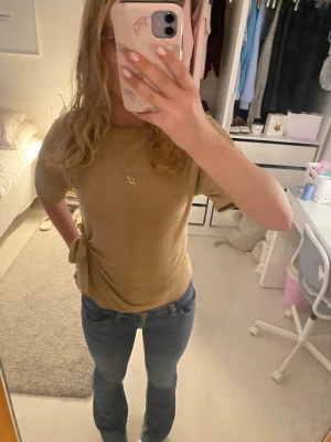 Ljusbrun tröja med rosett på sidan💕 - Säljer en jättefin tröja från vero Moda med en rosett på sidan🎀💗