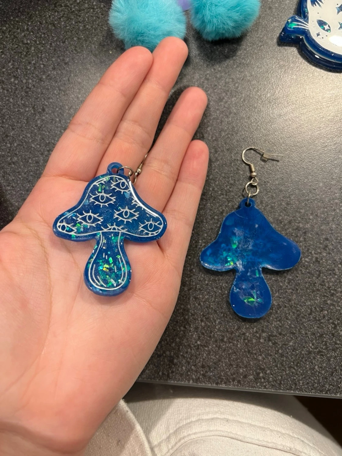 Blå svampformad örhängen med glitter - 2