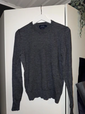 Stickad Tröja  - Riktigt snygg stickad tröja från Riley i merinoull. Storlek S men passar XS eller liten S. Inga defekter, skriv vid frågor!