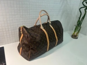 Resväska  - Behöver sälja det snabb. Mycket bra skick. Inga skador och inga problem på dragkedjor. Pris kan också diskutera 