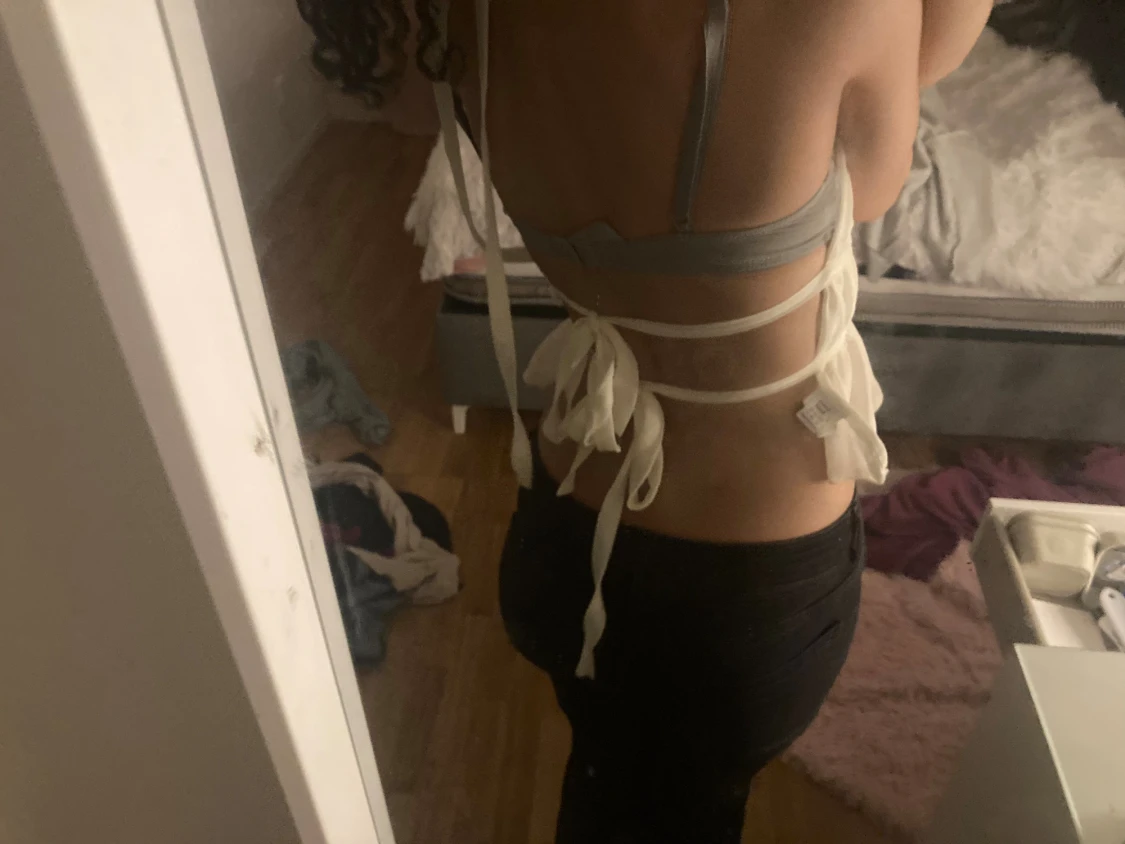 Vit omlott blus med volang - 1