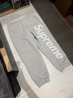 Supreme gray sweatpants - Size M. Worn maybe couple of times only🫶🏻