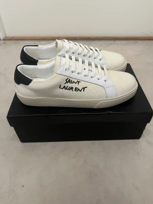 Saint Laurent sneakers  - Säljer ett par Snait Lauren. Skick 10/10. Storlek 43. Pris kan diskutera🙌
