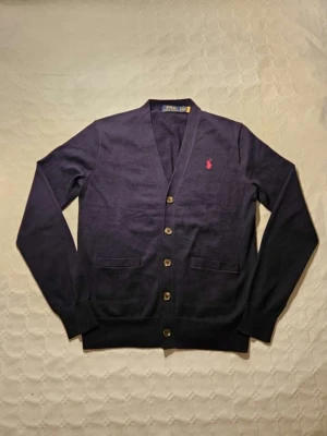 Polo Ralph Lauren Kofta  - Snygg mörkblå Ralph Lauren kofta med knappar || Storlek S