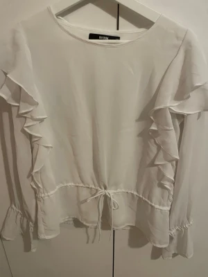 Volang blus - Volangblus från Bikbok i storlek xs som man kan justera i midjan💕