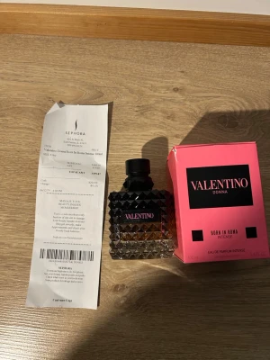Valentino Donna Born In Roma Intense - Valentino Donna Born In Roma Intense är en Eau de Parfum med en volym på 100 ml (3.4 fl oz). Snygg och modern design som sticker ut. Tillverkad av Valentino Beauty, Paris. Perfekt för dig som vill ha något extra i din samling.