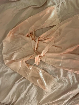 Siden rosa morgonrock  - Siden rosa morgonrock semlan använd. Storleken är M men passar S