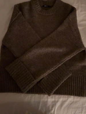Brun stickad tröja från ginatricot - Nästan aldrig använd!!