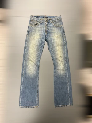 Vintage Archive Nudie Jeans Bootcut Regular Ralf  - Schyssta Bootcut jeans från Nudie i modellen ”Regular Ralf” som dateras bak till år 2005✌️🔥Riktigt schysst tvätt. Otrolig passform. Storlek W30 L34. Se mått nedan, och läs noga för jag gör ej returer!☃️  Midja: 38 cm (men är midwaist så borde kunna passa en som har 39- 40 cm i midjan också) Ytterbenslängd: 111 cm Benöppning: 22 cm  Vänligen notera att mått kan skilja 1-2 cm. Jag mäter alltid så noggrant som möjligt.