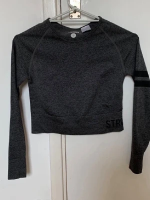 Träningströja - Från Stronger strl XS/S. Knappt använd. Nypris 399kr. 