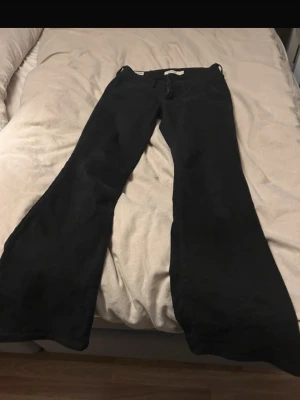 Lågmidjade Levis jeans 715 - Storlek: W26 L 30. Sitter snyggt på 