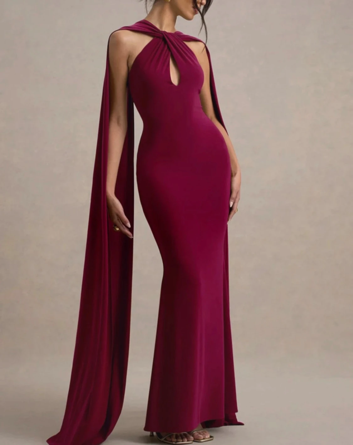 Vinröd långklänning med cape