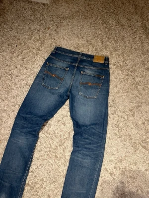 Nudie jeans grim tim slim fit herr fade blå w32 - Nudie jeans modell grim tim. Loose slim fit med en riktigt fet fade. Mycket bra skick, inga märkvärdiga defekter. Storlek 32/32. Postas samma dag slm köp eller dagen därpå🙌💯