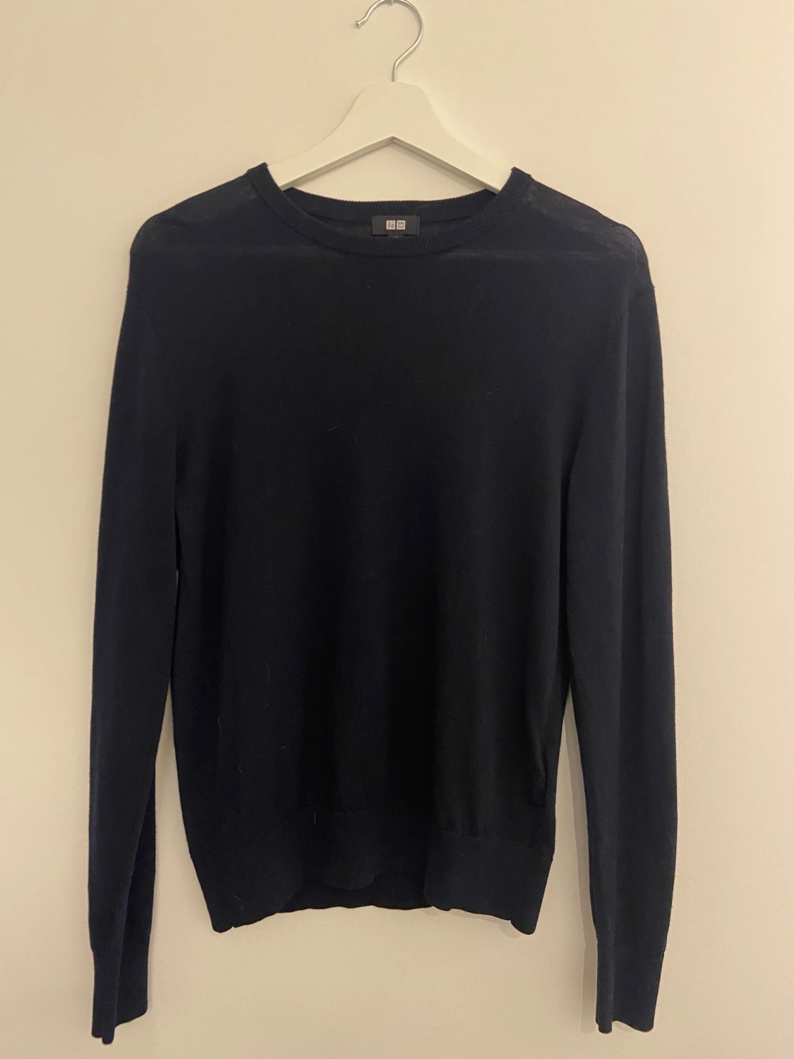 Mörkblå stickad tröja från Uniqlo