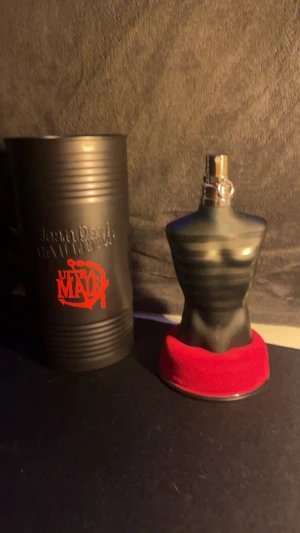 Jean Paul Gaultier Ultra Male - Stilren och ikonisk parfym med en unik flaska i form av en torso. Perfekt för dig som vill sticka ut och visa attityd. Ultra Male-designen är populär bland unga och har en modern look.