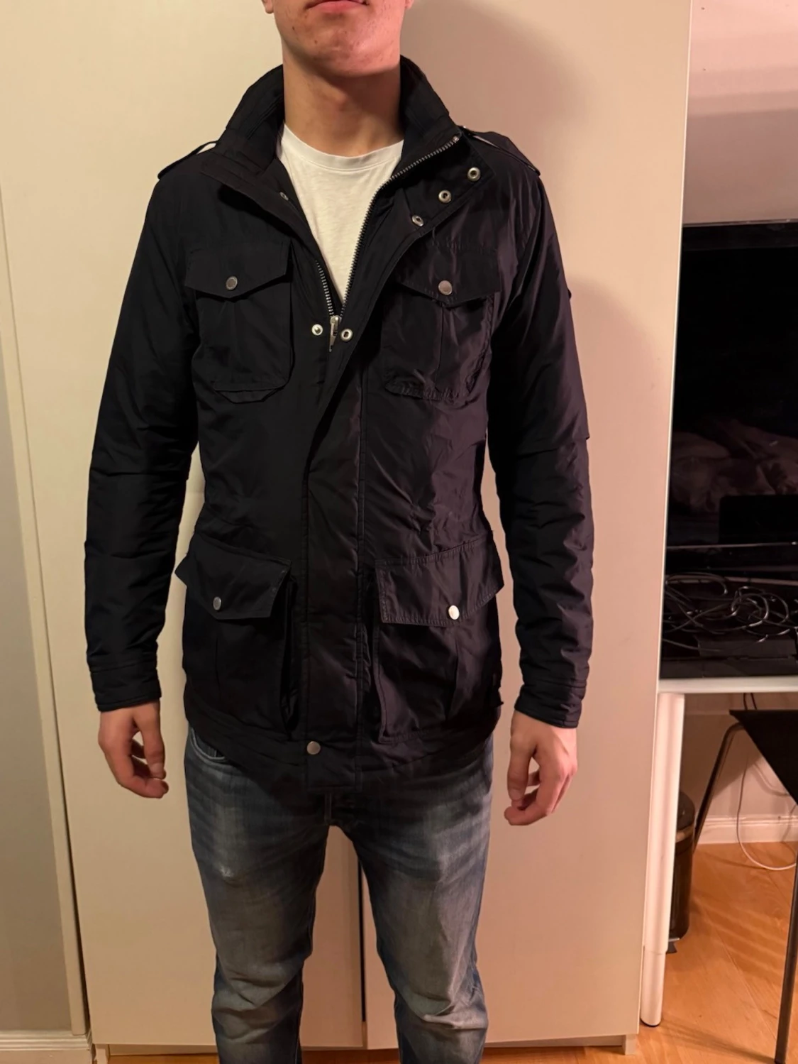 Svart vindjacka med dragkedja