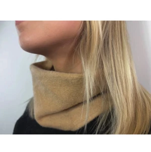 Beige kashmir buff - 002, beige buff. 100% återvunnen kashmir i riktigt fint skick!🐐erbjuder upphämtning i Västerås och Sala!