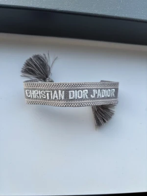 Grå  Dior armband - Helt ny och oanvänd 