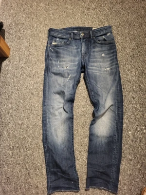 Diesel jeans  - Säljer dessa sjukt feta diesel jeans med en fet wash! De sitter slim och är lite avklippta längst ner men passar folk runt 160-170 cm långa! Pris går att diskuteras!😃💛