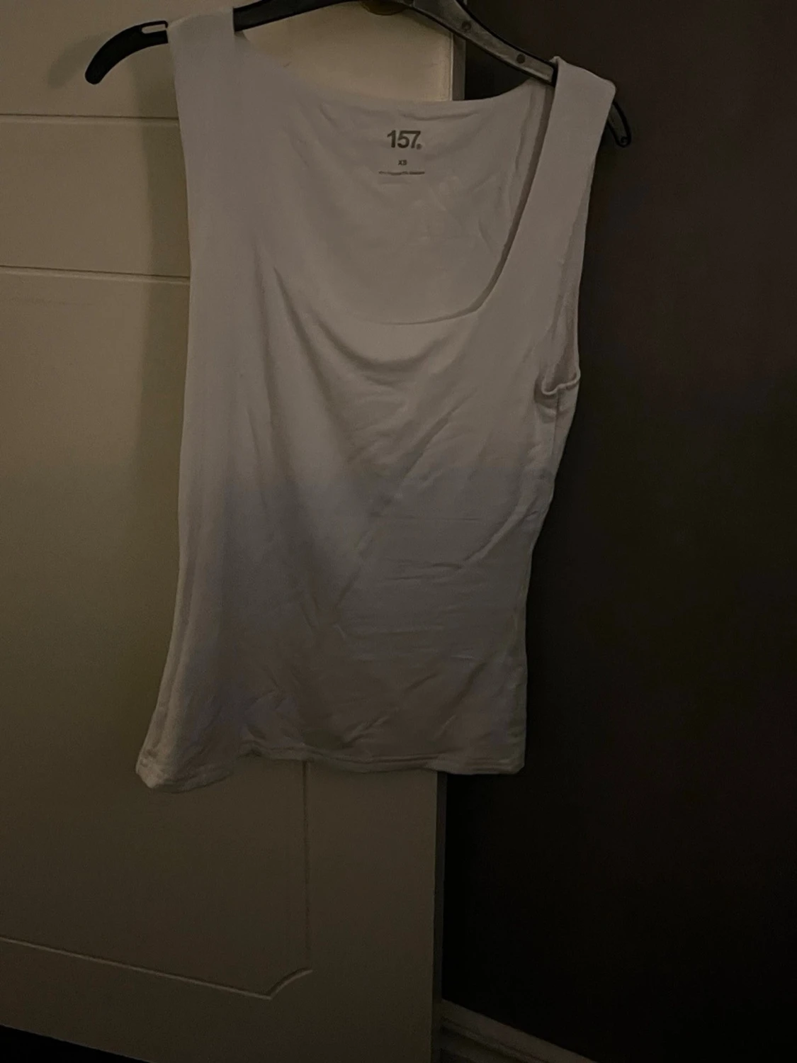 Vit ärmlös linnetopp från 157