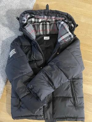 Burberry jacka och väst - Mångsidig och populär Burberry-jacka som kan användas både som jacka och väst. Använd under en vinter men är fortfarande i mycket fint skick. Inga defekter. Storlek S, passar personer ca 165–175 cm. (Modellen är 171 cm och väger 65 kg.