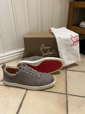 Christian Louboutin / Loubs  - Tja, jag säljer mina grå Loubs då jag knappt använder dom. Jag har haft på mig skorna ca 10 gånger, så dom är i väldigt fint skick! Skorna är i storlek 43, men funkar också 42. Låda, Dustbag, och skoskydd som ni ser på sista bilder medgår! Pris kan diskuteras. 