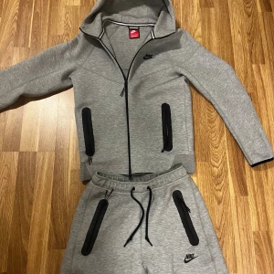 Nike tech baggy tracksuit - Säljer en äkta Nike tech baggy tracksuit som är köpt på Zalando. Vid intresse kan pris diskuteras samt fler bilder skickas.