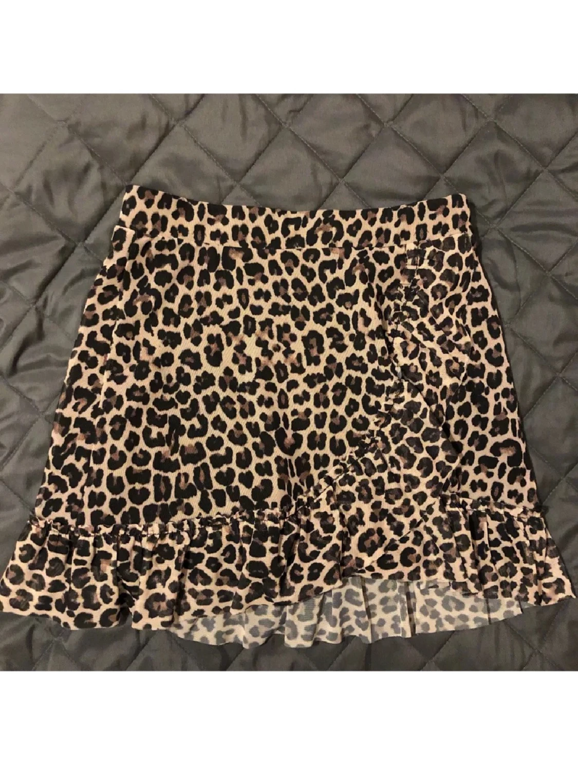 Leopardmönstrad kortkjol med volang