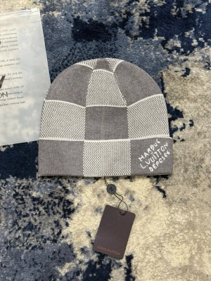 Grå Lv mössa - Som ny. Perfekt till vintern!