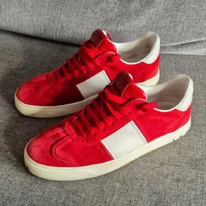 Valentino flycrews - Riktigt snygga valentino flycrews | rikgtigt bra skick | inget og | självklart äkta | vill få iväg dem snabbt därav priset