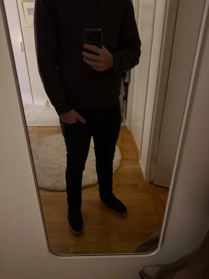 Replay Anbass Jeans 32/32 - Säljer dom här fetta jeans i nästan ny skick 10/10! Säljer dom för att få bort saker från min gaderob. Modellen är 180cm och 80kg. Prisat kan diskuteras! 